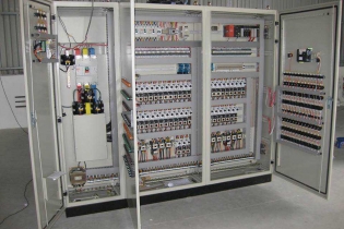 APCOM  - Tủ sạc ắc quy là gì? 7 chức năng kỹ thuật của tủ nạp ắc quy bạn cần biết. 